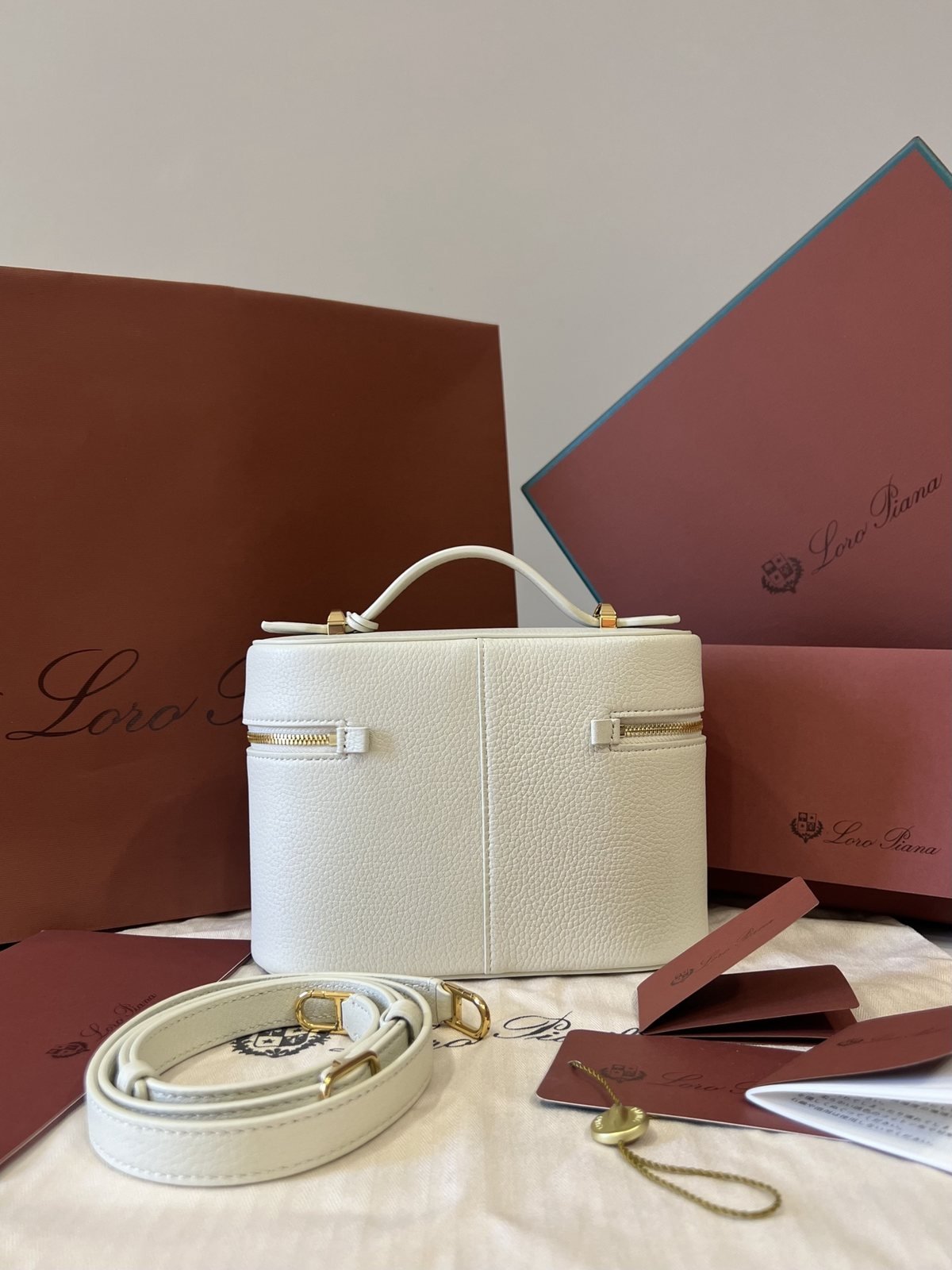 loro piana sac cylindrique porté main à bandoulière amovible - vue 2