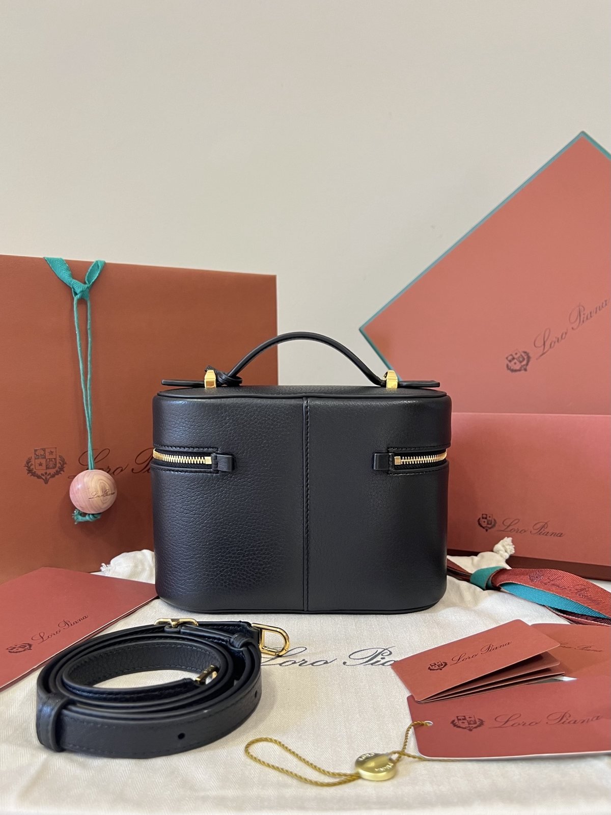 loro piana sac cylindrique porté main à bandoulière amovible - vue 17