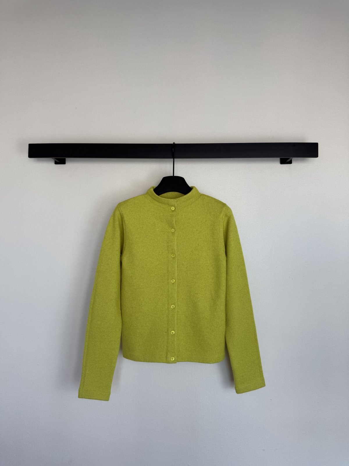 Miu Miu Cardigan vert citron à col rond, boutonnage et logo brodé au dos