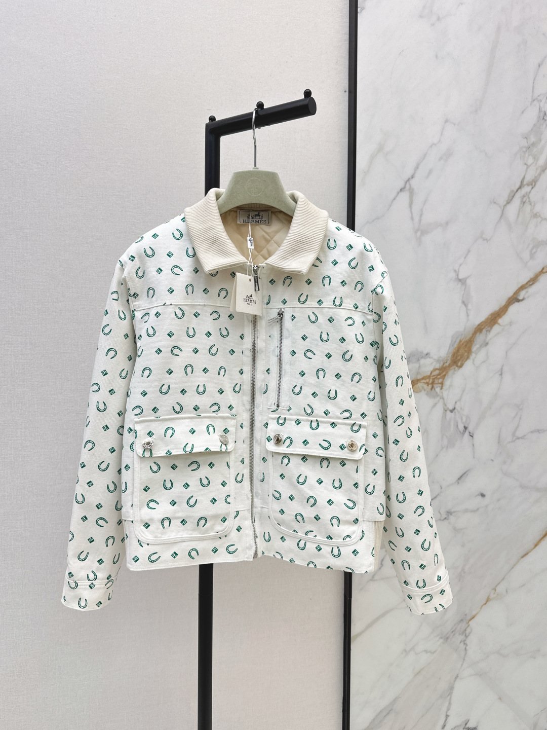 Hermès Veste matelassée écrue à motif fers à cheval verts