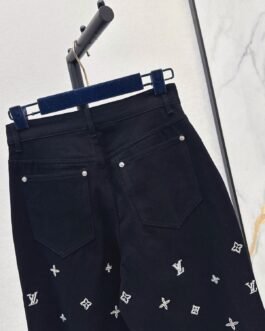 louis vuitton jean noir droit à monogrammes lv contrastés