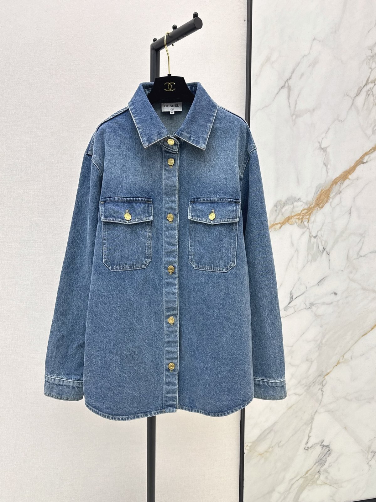 Chanel Surchemise longue en denim bleu à boutons dorés et écussons CC