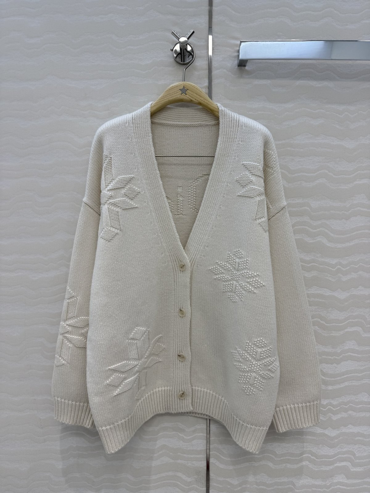 Dior Cardigan écru en maille à motifs relief et logo au dos