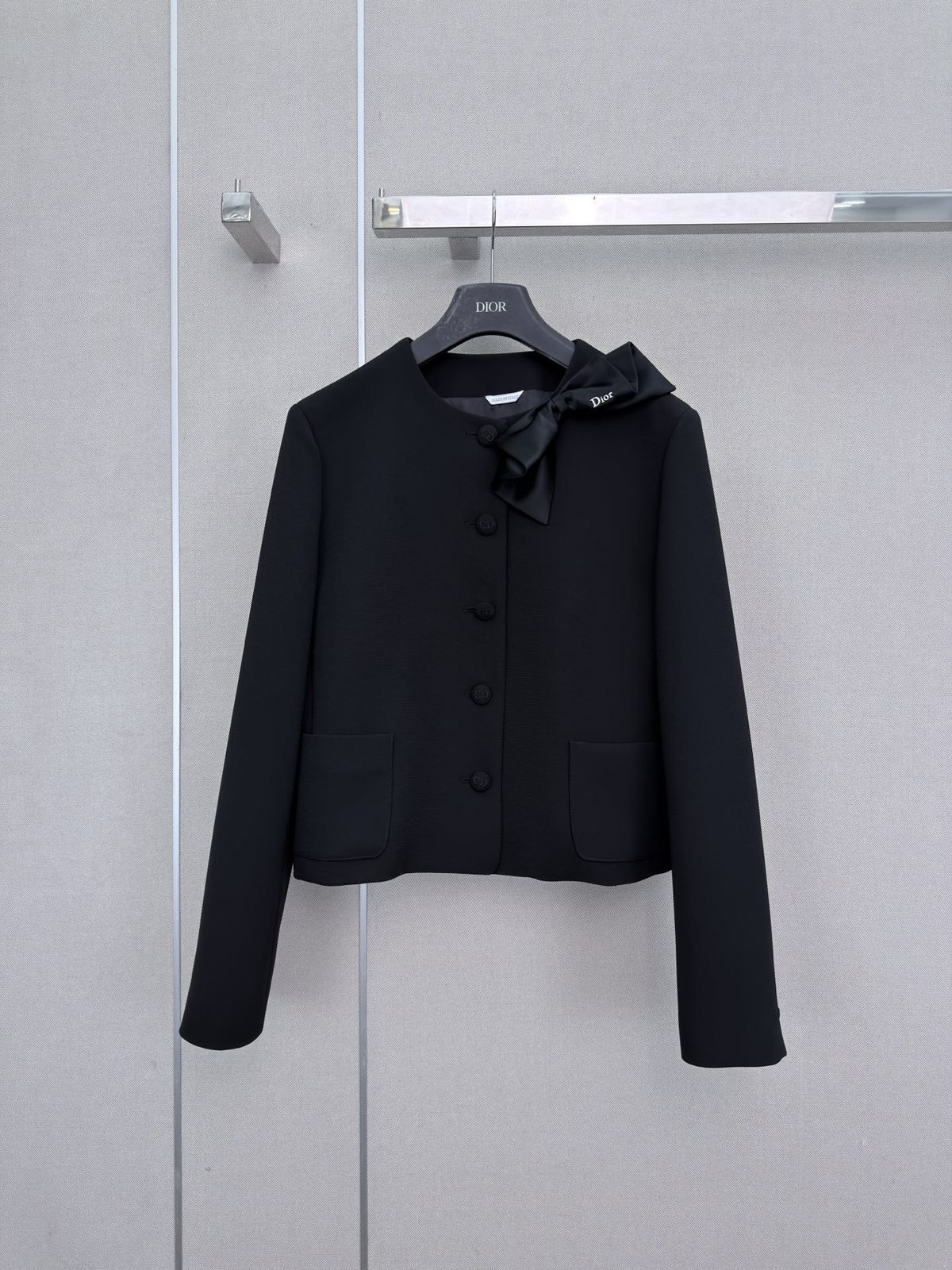 Dior Veste courte noire à nœud Dior et boutons CD