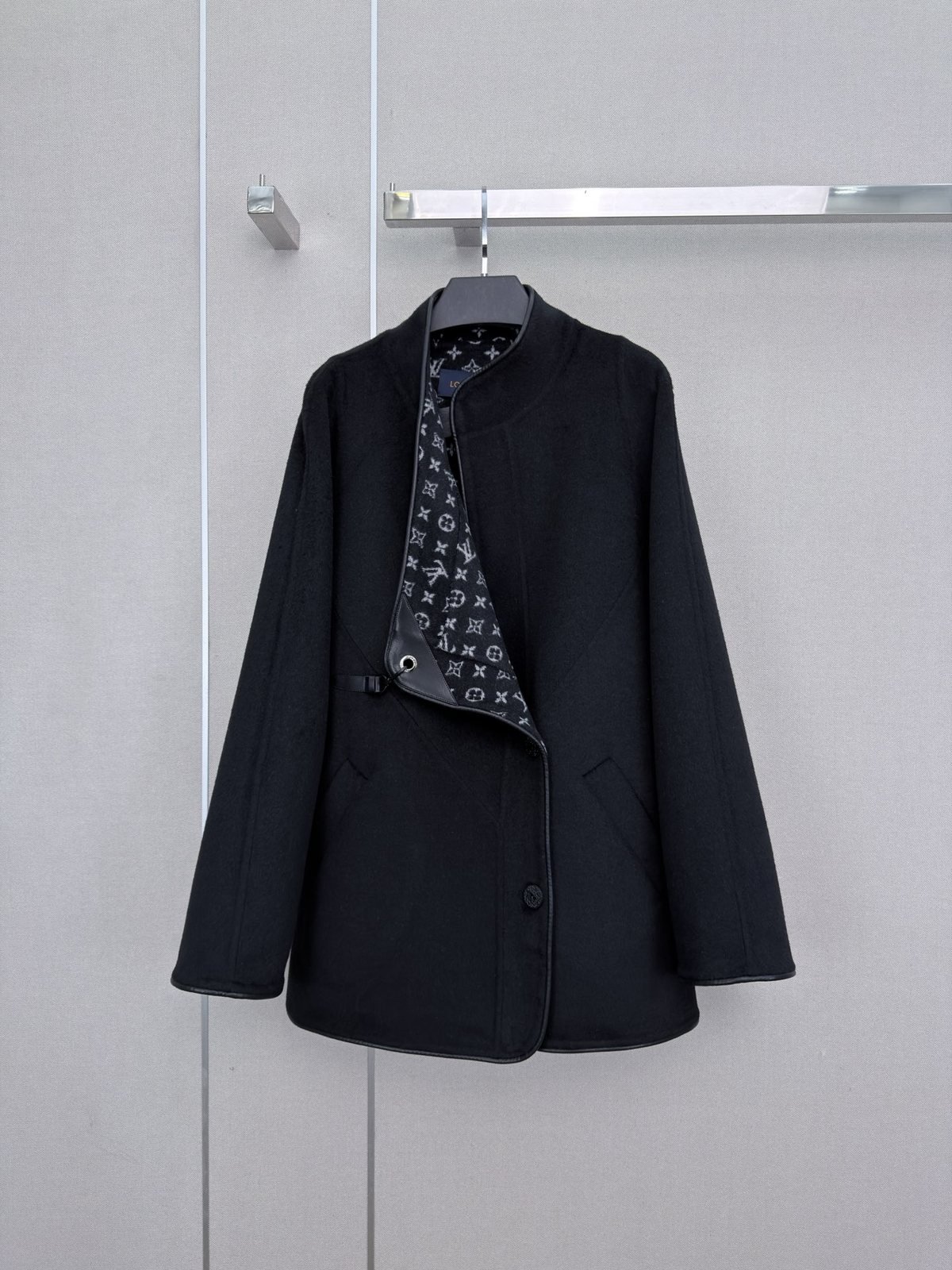 Louis Vuitton Veste noire à boutonnage et doublure monogrammée LV