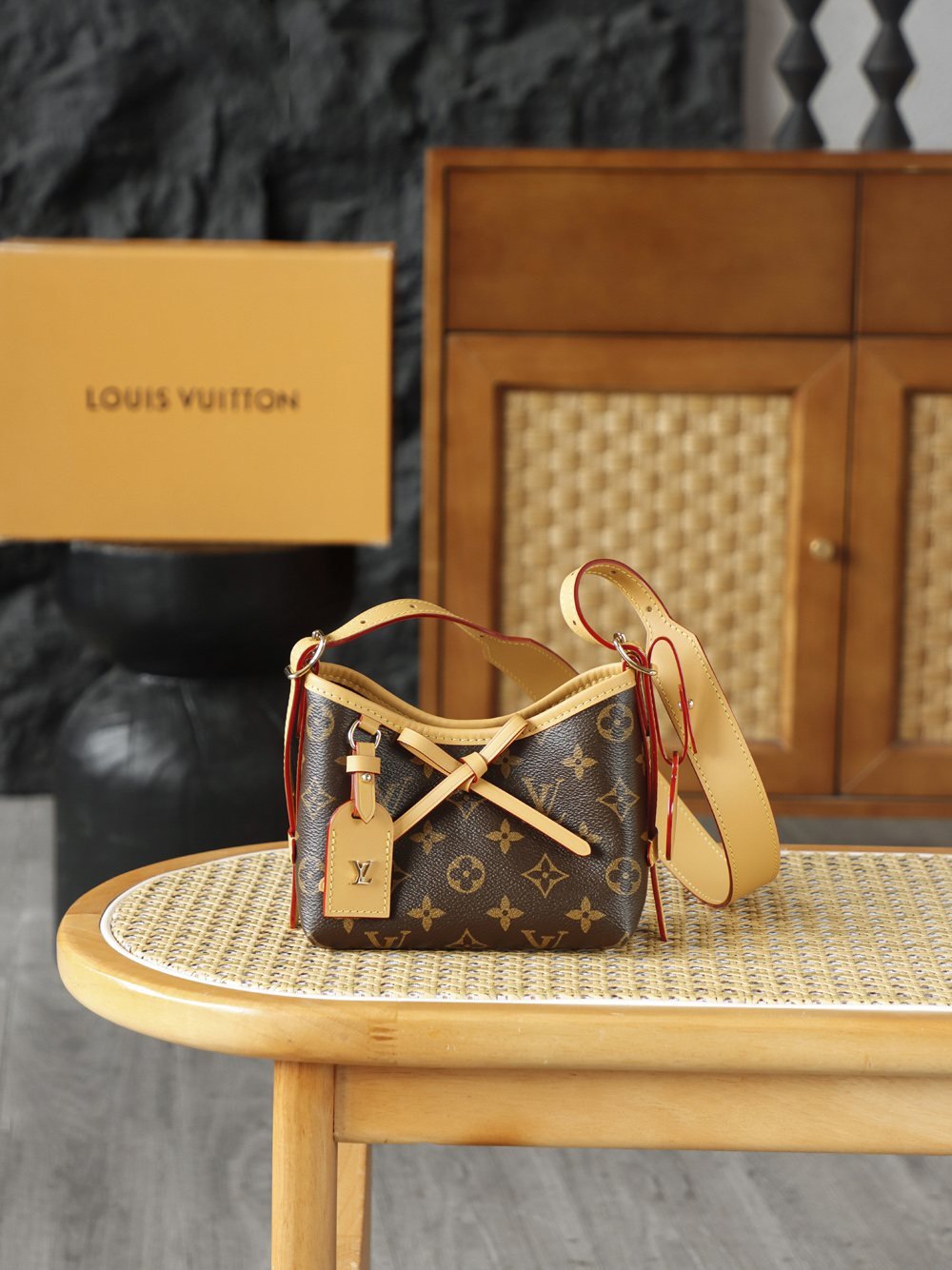 Louis Vuitton Mini sac seau monogrammé à poignée et bandoulière