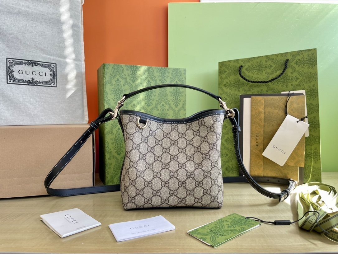 Gucci Petit sac bandoulière en toile GG et bordures bleu marine