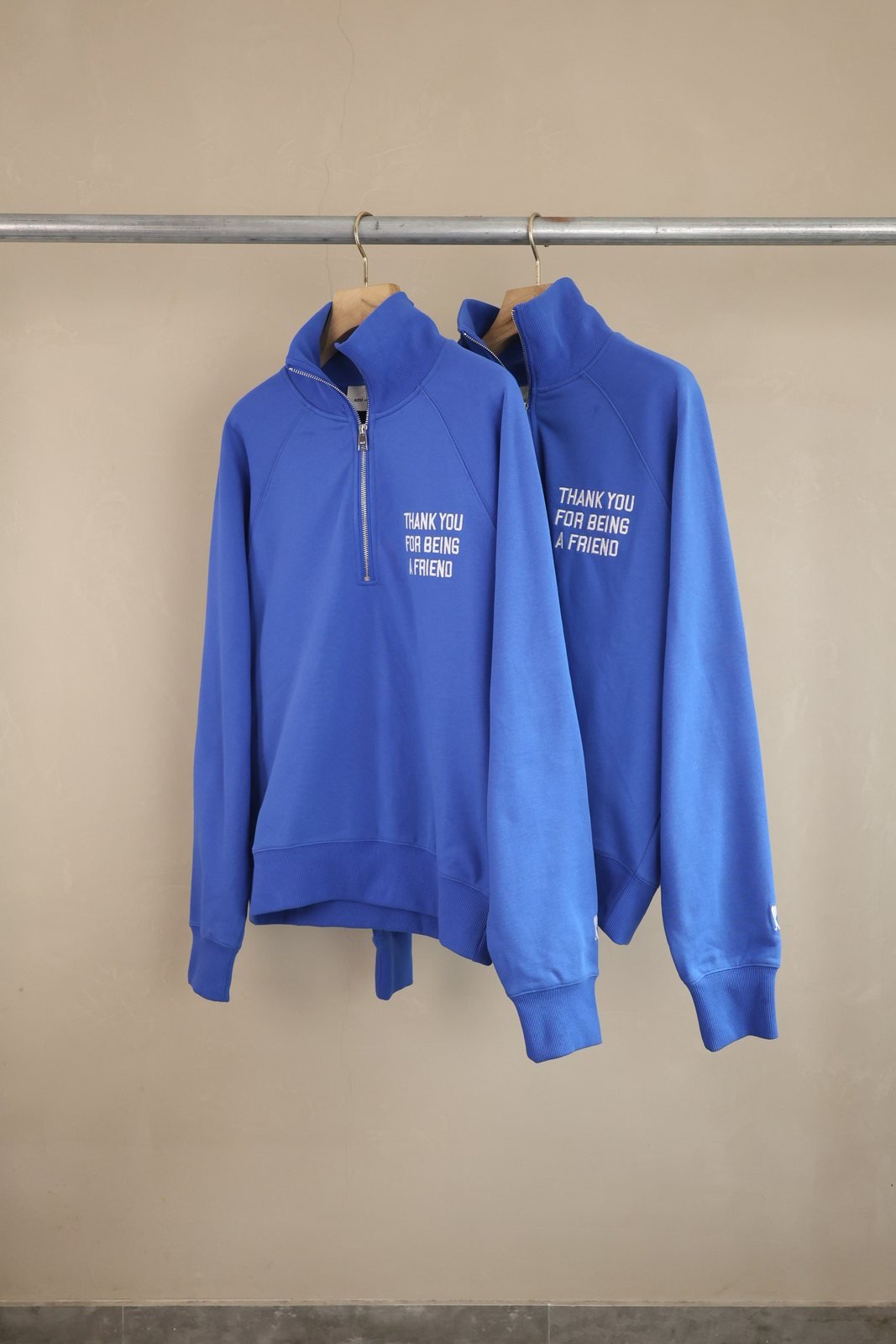 ami paris sweat bleu à col montant demi-zip et inscription blanche