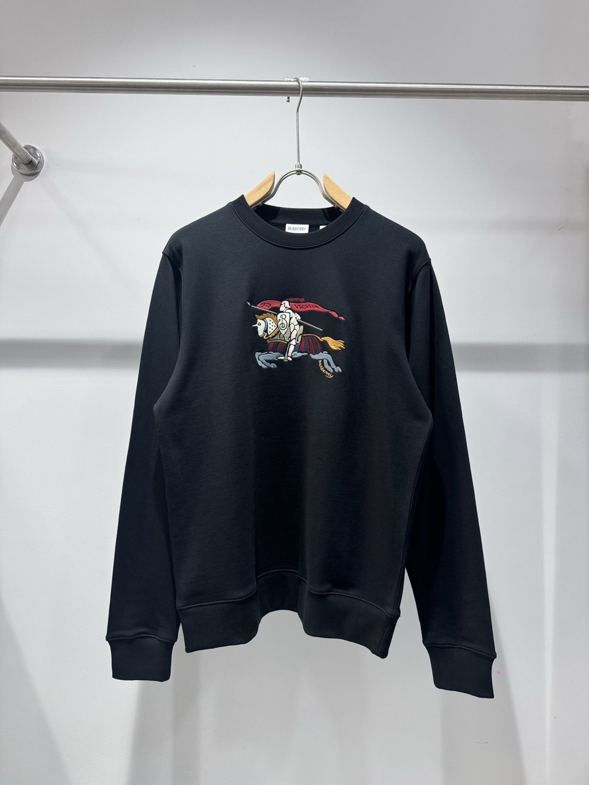 burberry sweat noir à col rond et motif cavalier brodé