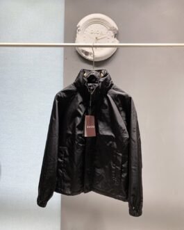 gucci blouson coupe-vent noir à capuche et bandes web