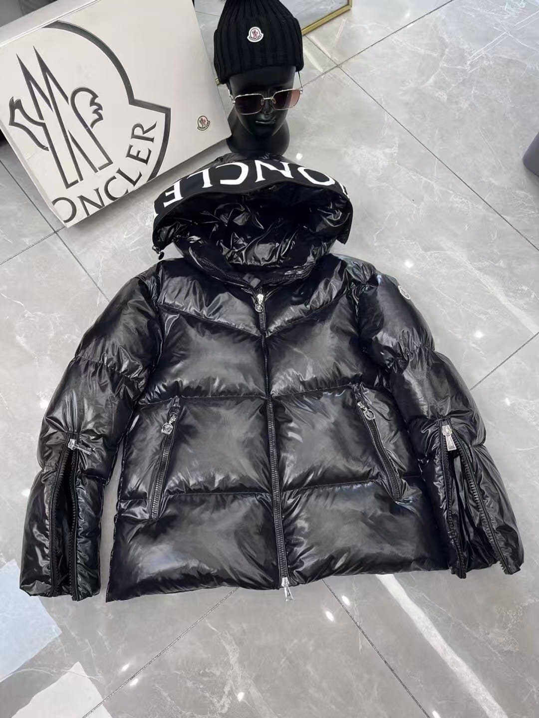 moncler doudoune huppe brillante à capuche et col logotypé